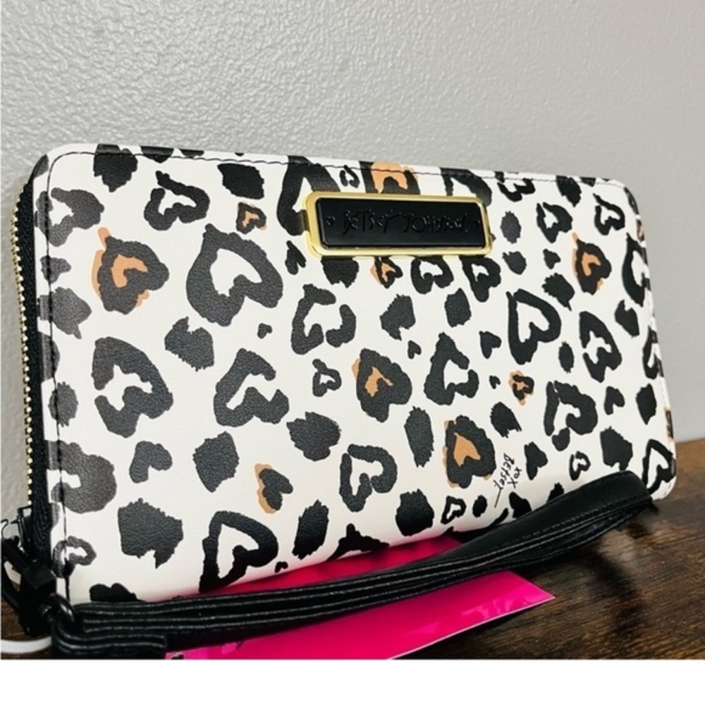 Betsey Johnson Leopard Heart Zip Around Wallet Faux Leather Wristlet NWT